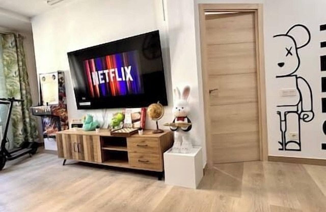 LUJO: Proyector, Maquina Arcade, Wifi y patinetes