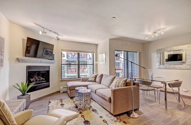 Luminous 2Br 2Ba - Steps to Snowy Fun & Main St by RedAwning