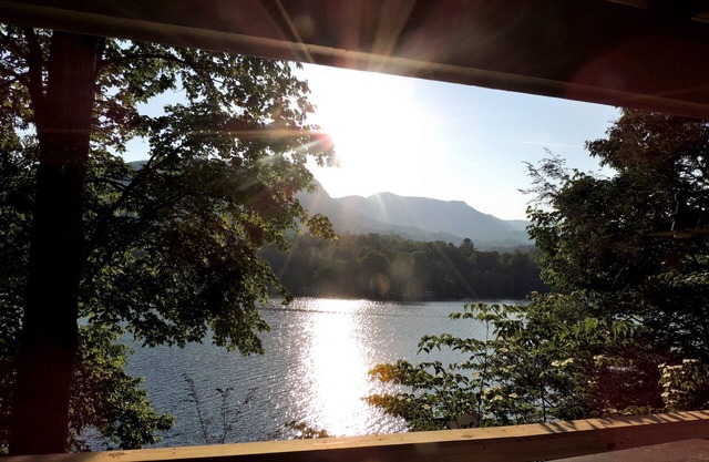 LURE ME - 5BR/3Bath Lakefront Home w/Hot Tub, Foosball Table & More.