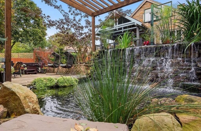 *LUSH RETREAT*HotTub-Fire Pit-PetFriendly-Koi Pond