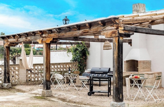 Lux 5BR Villa. Pool, WineCellar,Gardens,Games and BBQ