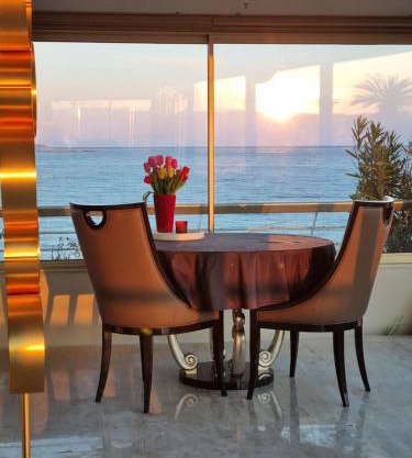 Lux- apparemment à Marina baie des Anges -vue de la mer