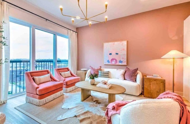 Lux. Dolly’s Dream! Lux Home on Main St! 11 beds!