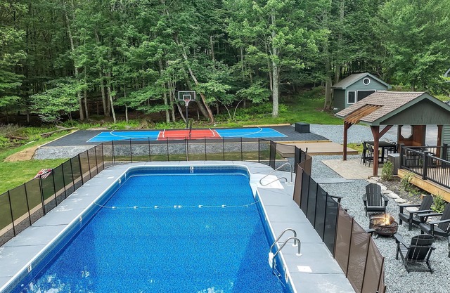 LUX Heated Pool, Pickleball, Arcade, Hot Tub, Sauna