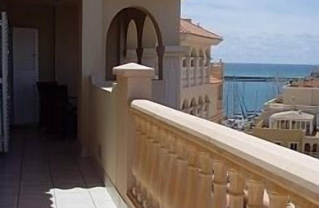 LUX PENTHOUSE,SPACIOUS,ALL DAY SUN ☀️VIEWS TO SEA🏄🏿GOLF🏌MARINA⛵️SAT TV, WIFI