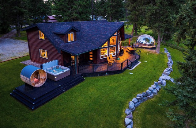 Lux Riverfront Cabin w/Hot Tub