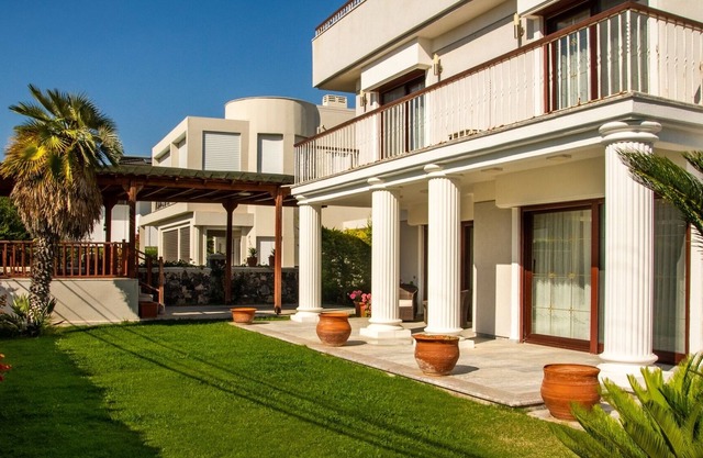 Lux Villa w Pool, Garden 3 min to Sea in Cesme