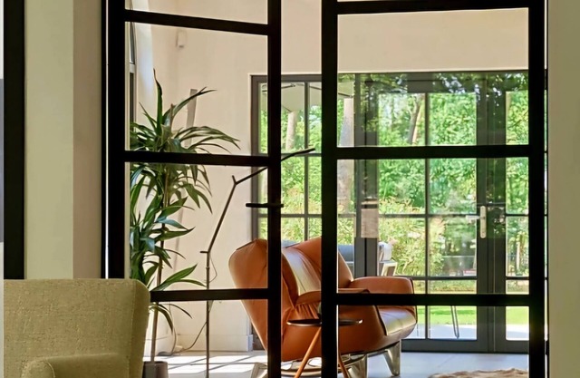 Luxe 10 persoons vakantie villa met indoor zwembad, engelse pub, sauna, biljard