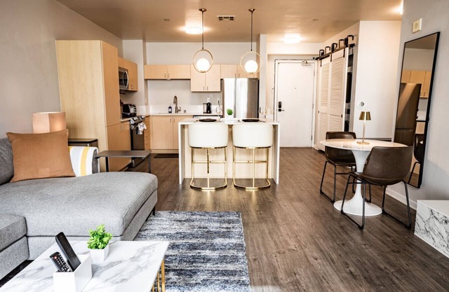 Luxe 1BR DTLA Stay w/Gym, Workplace and Fast WIFI