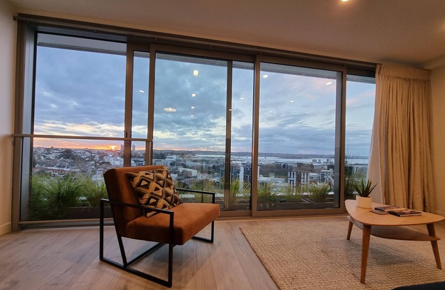 Luxe Apt w Harbour-Sunset Views -Parking
