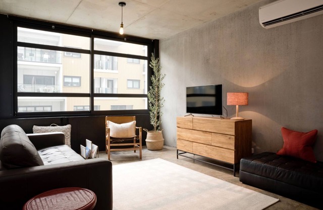 LUXE Boutique Warehouse Style KING BED - EV Charger - Central Canberra Location!