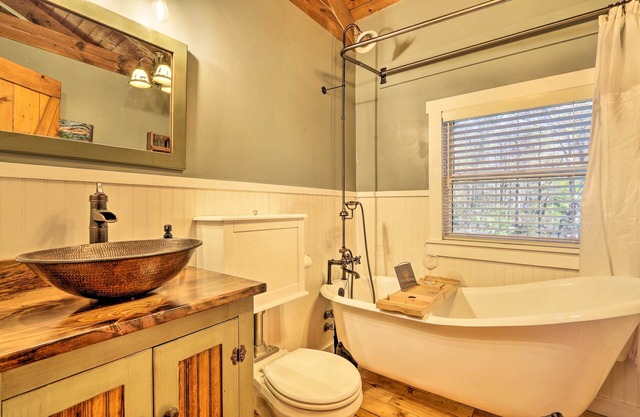 Luxe Dog-friendly Cabin w/Hot Tub & Game Room