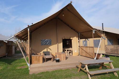 Luxe en sfeervolle safaritent met eigen badkamer voor 6 personen Doc