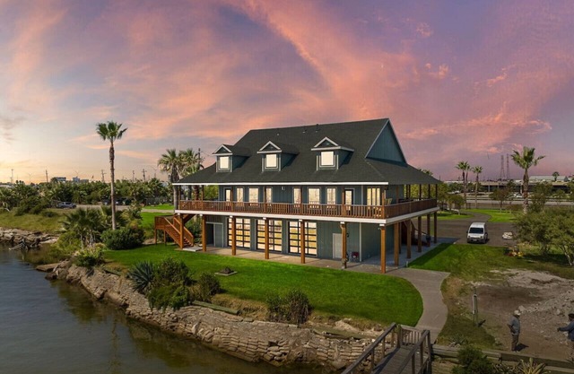 Luxe Lodge, Bayfront with Event Space, Views, Chef`s Kitchen