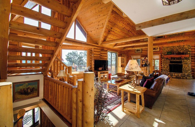 Luxe Log Home+Views+Hot Tub+Fire Pit+Open Air Game Room + Red Rocks