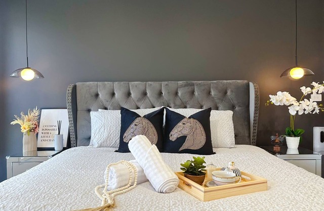 Luxe Retreat with Spa - Near airport & CBD