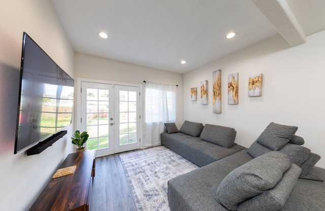 *LUXE Utopia w/Parking | Near LAX & Sofi/Forum*