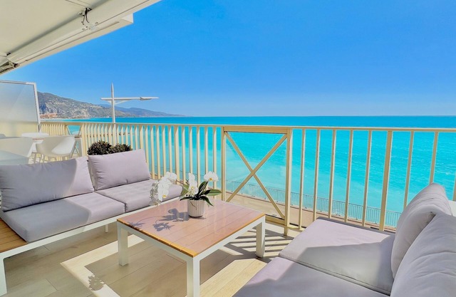LUXUEUX 2 PIÈCES DESIGN EN FRONT DE MER, NEUF AVEC TERRASSE & GARAGE!