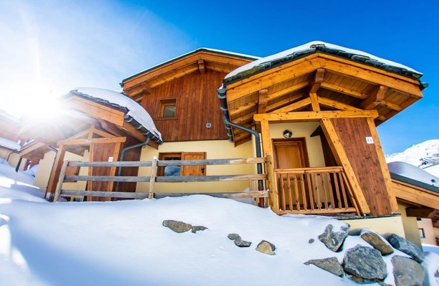 Luxury chalets (8p). 4 bedrooms and 3 bathrooms. In center of Saint François Longchamp ski in & out.