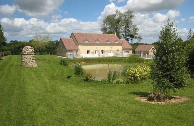 Luxurious Family Cottage: Private Pond, Indoor Fireplace, Game Room, and Pet-Friendly