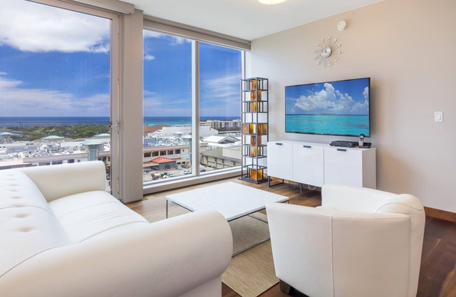 Luxurious 2.5 Bedroom Unit with Panoramic Ocean View in ONE Ala Moana