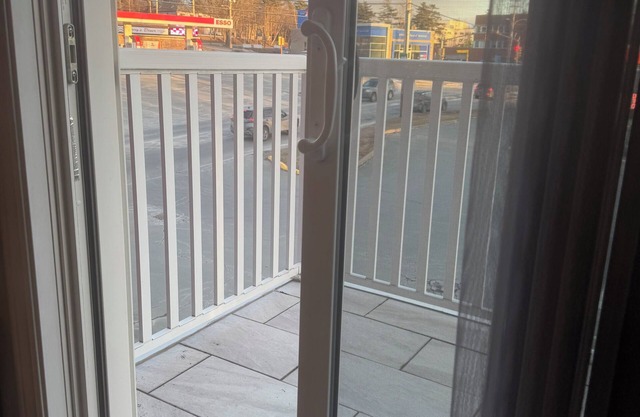 Luxurious 2 Bedroom with King and Queen bed and 1.5 Bathroom sleeps 6.