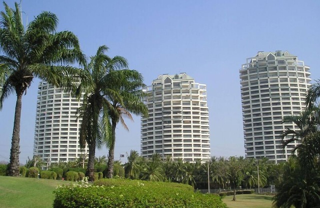 Luxurious 2 Bedroom Condominium On a 4 Star Golf Course