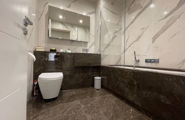 Luxurious 2 BR, 2 BA Apt, Desirable Chigwell
