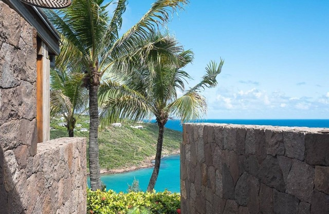 Luxurious 6 BDRM Island Gem w Cinema Room and Pool