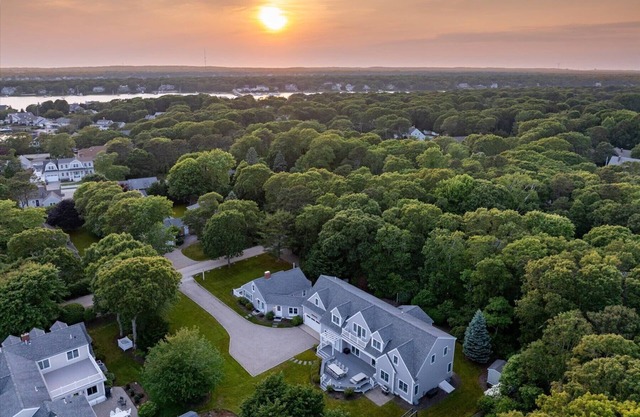 Luxurious 7-Bedroom Home near Ocean