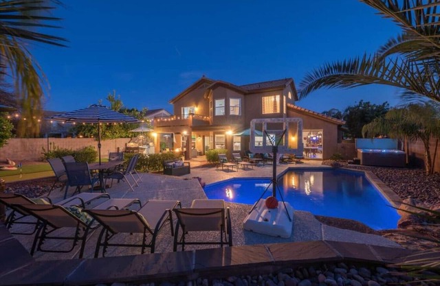 LUXURIOUS ALL IN 1+HTDPOOL+HOTTUB+ARCADEGAMES+MORE