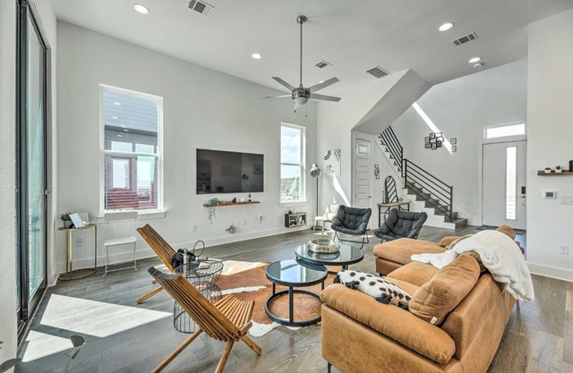 Luxurious and Spacious Austin Home about 8 Mi to Dtwn!