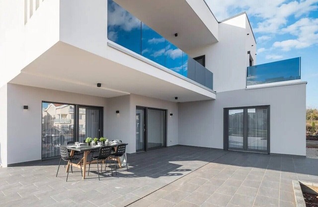 Luxurious Beachside Villa Diana for Rent, Steps to the Beach,peaceful place