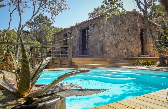 LUXURIOUS BERGERIE * in stone. Private, heated swimming pool. Quiet and mountain views.