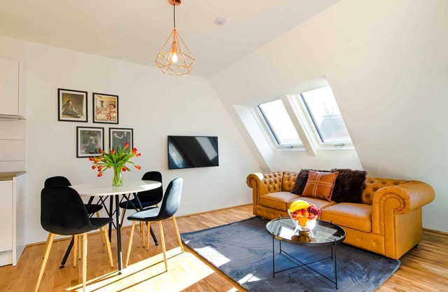 Luxurious & Cozy | Prime Location, ♛King Bed, View