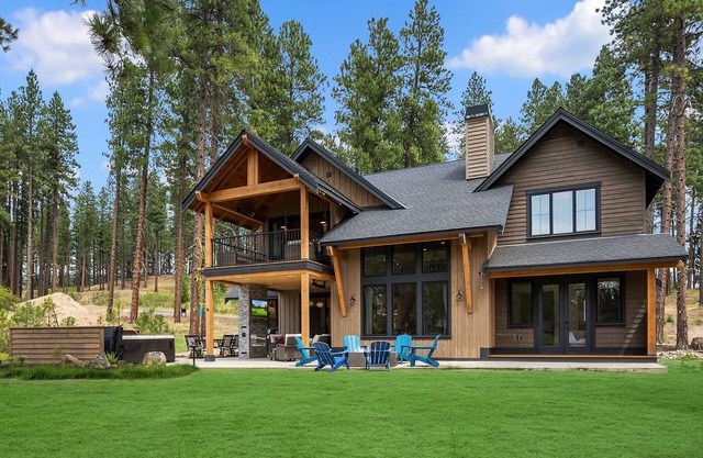 Luxurious Golf Course Stunner! Outdoor TV/Fireplace-Hot Tub-Pet Friendly!