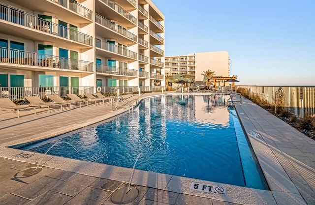 Luxurious gulf-front condo with resort amenities - near entertainment