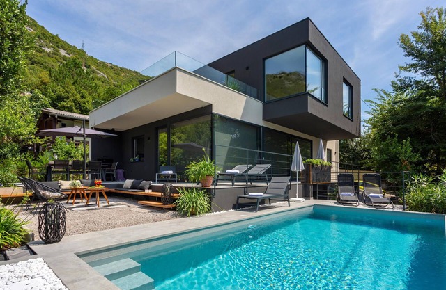 Luxurious home in Bakarac