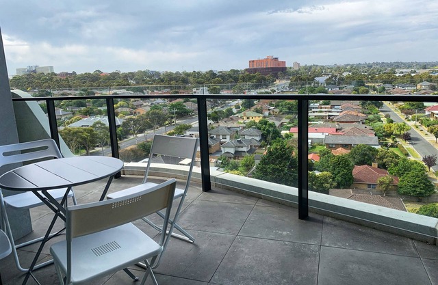 Luxurious M-City Retreat 2 Queen Beds, Mountain Views, Pool,BBQ,Tennis, &Parking