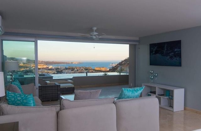 Luxurious modern Condo with amazing views!