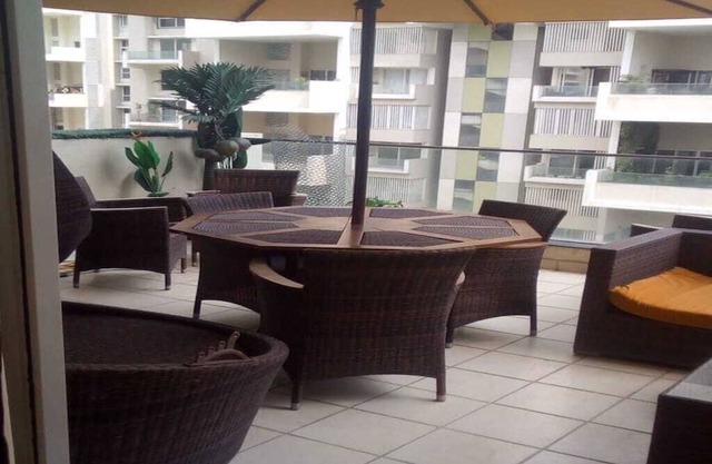 Luxurious private Home cat allowed Amanora mall, seasons mall walking distances