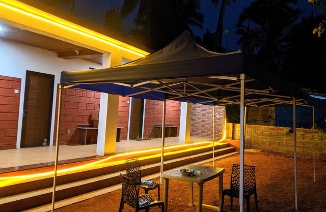 Luxurious Rooms. 5 min Walk to the Beach. 970m to Suvarna Ganesh Mandir.