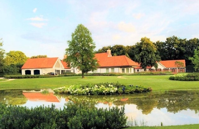 Luxurious supersized Guesthouse - Sleeps 24 + baby cots