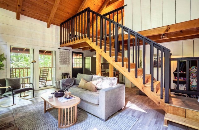 Luxurious Tiny Cabin|1mi PKWY|HOT TUB