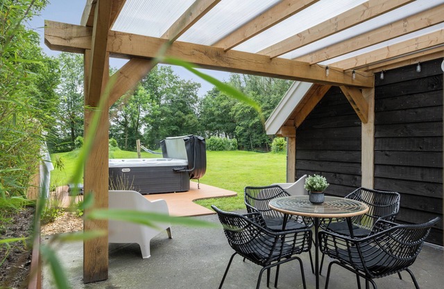 Luxurious tiny house with jacuzzi: unwind in beautiful Friesland nature