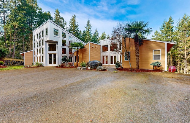 Luxurious tropical home with private hot tub atrium, theater & pond