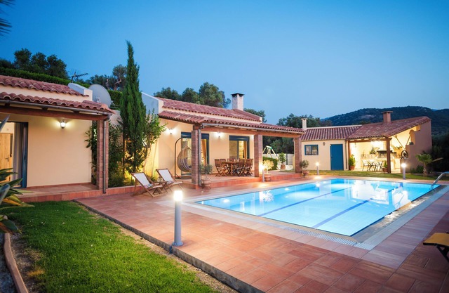 Luxurious villa, idyllic view, 5km from town & beach, total privacy, large pool
