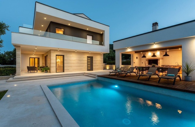 Luxurious villa in Drenje