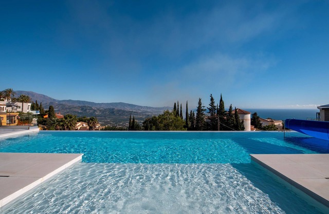 Luxurious Villa Oro with Infinity Pool and Panoramic View