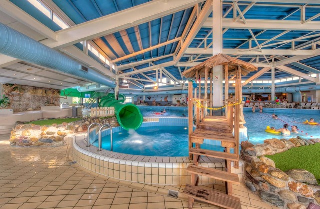 Luxurious villa with 5 bathroom, with a bath, near a reserve